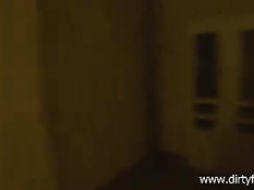 Он привёл молодую незнакомку к себе домой и оттрахал на кровати