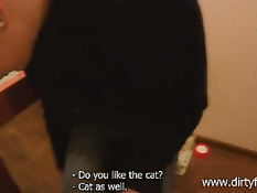 Он привёл молодую незнакомку к себе домой и оттрахал на кровати