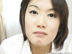 Японская девчонка берёт член двумя руками и облизывает головку