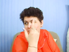 Женщина вместе с молодой подружкой для секса вызвали электрика