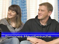 Две зрелые дамы занимаются любовью с парнем с волосатой грудью