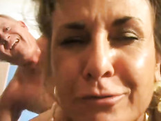 Старая жена умеет отсасывать член и любит, когда её трахают раком