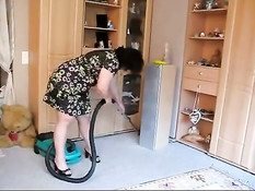 Домохозяйка убирала в квартире и мастурбировала пизду пылесосом