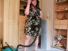 Домохозяйка убирала в квартире и мастурбировала пизду пылесосом