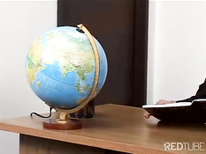 Девчонка в очках с азиатскими чертами лица трахается в аудитории