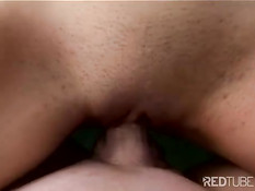 Девчонка в очках с азиатскими чертами лица трахается в аудитории