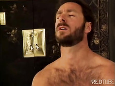 Блондинка с татуировкой на большой груди садится на мужской член