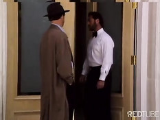 Блондинка с татуировкой на большой груди садится на мужской член