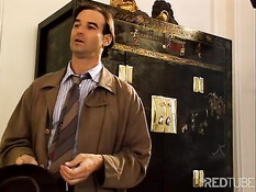 Блондинка с татуировкой на большой груди садится на мужской член