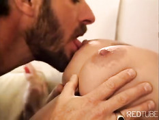 Блондинка с татуировкой на большой груди садится на мужской член