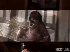 Грудастая чёрная баба отсасывает белому член и дрочит сиськами