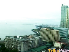 Проститутка в чёрных чулках сосёт клиенту член на балконе в отеле