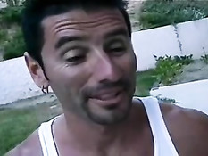 Блондинка Bunny Luv делает мужчине минет с завязанными глазами