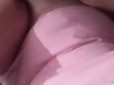 Распутная девка в номере отеля делает минет и ебёт себя вибратором