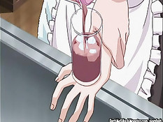 Парень принимает ванну, а хентай горничная руками дрочит его член