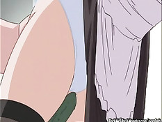 Парень принимает ванну, а хентай горничная руками дрочит его член