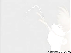 Парень принимает ванну, а хентай горничная руками дрочит его член