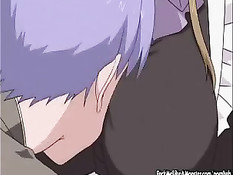 Парень принимает ванну, а хентай горничная руками дрочит его член