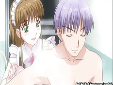 Парень принимает ванну, а хентай горничная руками дрочит его член