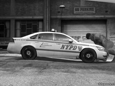 Халк отодрал пышногрудую девушку на капоте полицейской машины