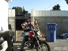 Шоколадная девка купалась в бассейне голышом и ебалась с негром