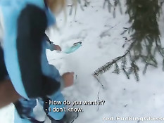 Сноубордист развёл русскую девку на минет в машине и секс на снегу