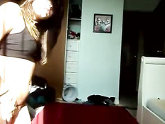 Девчонка любительница в стрингах танцует стриптиз на веб-камеру