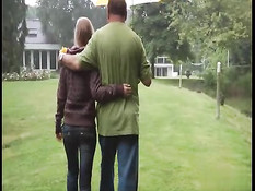 Дедушка с татуировками оттрахал юную блондинку на улице и дома