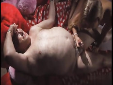 Дедушка с татуировками оттрахал юную блондинку на улице и дома