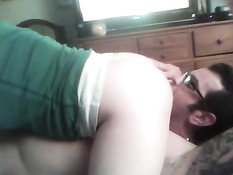 Девка делает парню минет и дрочит член, а друг снимает порно клип