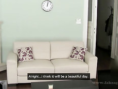 Симпатичная блондинка трахается и мастурбирует на порно кастинге