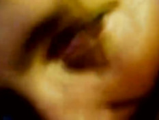 Любительница сосёт и дрочит мужику член и получает сперму в лицо