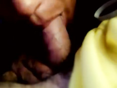 Любительница сосёт и дрочит мужику член и получает сперму в лицо