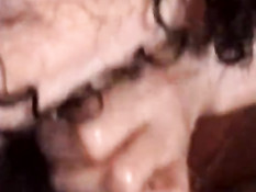 Любительница сосёт и дрочит мужику член и получает сперму в лицо