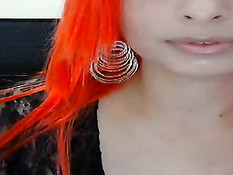 Тёлка с большой задницей позирует перед камерой в нижнем белье