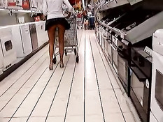 Тёлка в короткой юбке ходит с торчащим из жопы фаллоимитатором