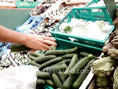 Тёлка в короткой юбке ходит с торчащим из жопы фаллоимитатором