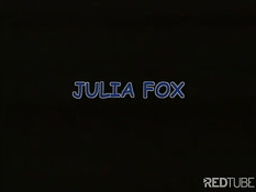 Сексуальная дама Julia Fox подрочила большой грудью в бассейне