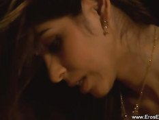 Сексуальная красотка демонстрирует, как надо дрочит парням член