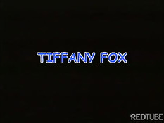 Порнозвезда Tiffany Fox дрочит сиськами и получает сперму на грудь