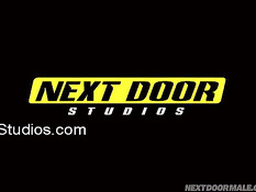 Молодой парень раздевается и после душа мастурбирует на кровати