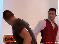 Молодой голубой бармен занимается сексом с одним из посетителей