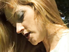 Две женщины занимались в ванне любовью, а потом пришёл мужчина