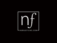 Молодые подруги Blue Angel и Ksenija трахаются с парнем на кровати