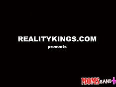 Опытная брюнетка раздела парня и ебалась с ним вместе с девушкой