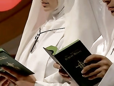 Две молодые монашки раздеваются и занимаются сексом на кровати