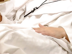 Две молодые монашки раздеваются и занимаются сексом на кровати