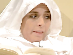 Две молодые монашки раздеваются и занимаются сексом на кровати