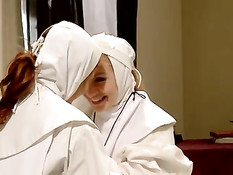 Две молодые монашки раздеваются и занимаются сексом на кровати