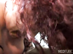 Две похотливые тётеньки в сетчатом белье с ходу принялись сосать